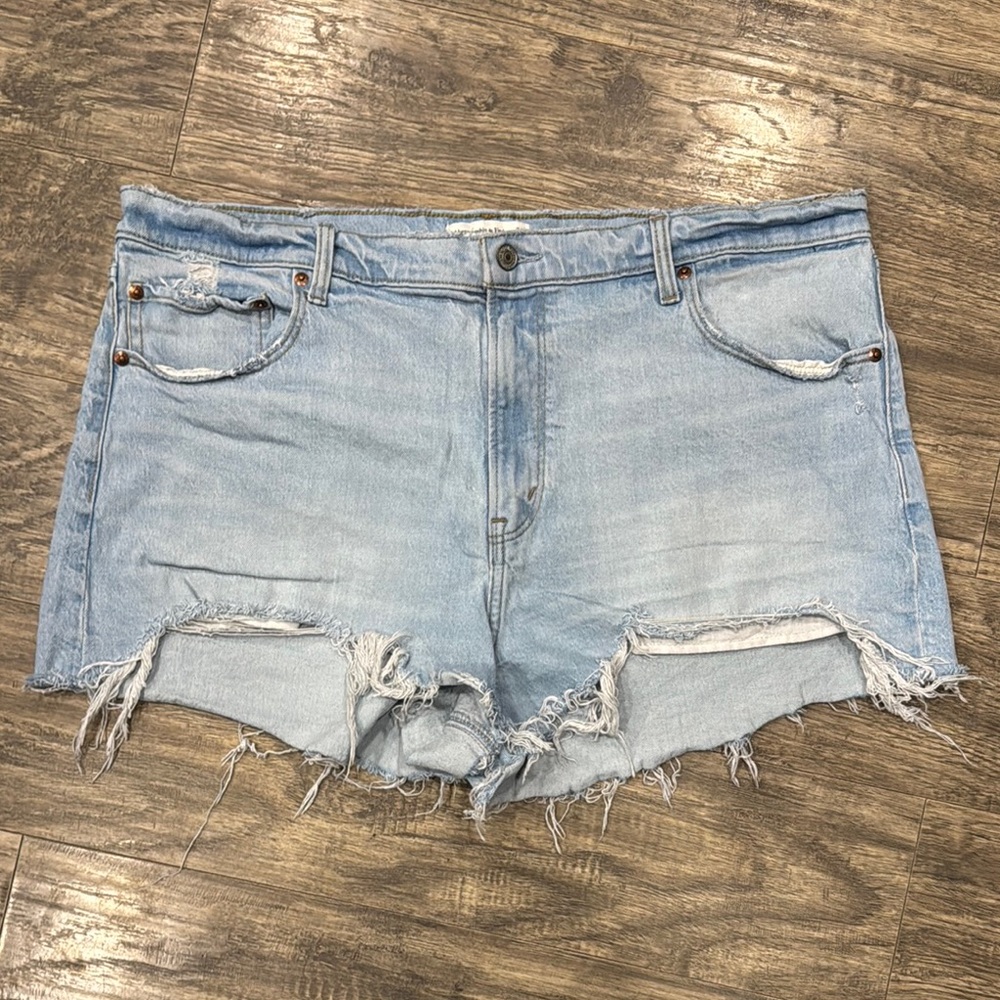 Abercrombie & Fitch light wash “The Mom Short” - 18
